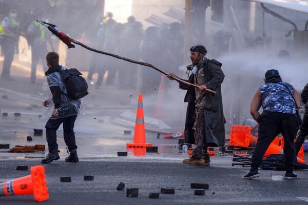 国会議事堂近くで警察と対峙するデモ隊（ニュージーランド・ウェリントン、2日） - Sputnik 日本