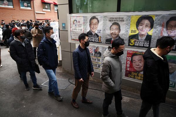 期日前投票のため、列に並ぶ有権者ら（韓国・ソウル、4日） - Sputnik 日本