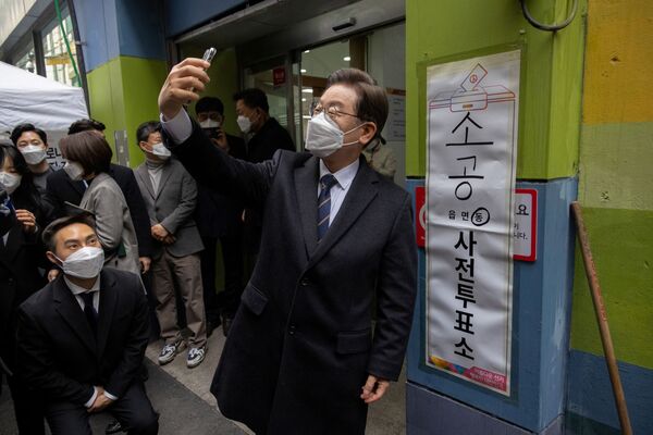 投票所前でセルフィー（自撮り）を撮る与党「共に民主党」の李在明（イ・ジェミョン）大統領候補（韓国・ソウル、4日） - Sputnik 日本