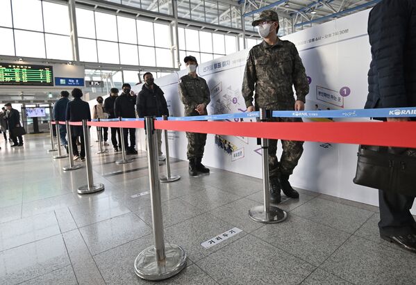 大統領選の期日前投票のため、列に並ぶ韓国軍兵士ら（韓国・ソウル、4日） - Sputnik 日本