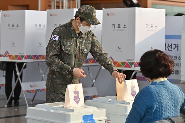 大統領選の期日前投票をする韓国軍兵士（韓国・ソウル、4日） - Sputnik 日本