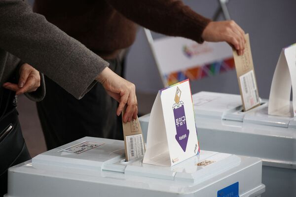 大統領選の期日前投票をする市民（韓国・ソウル、4日） - Sputnik 日本