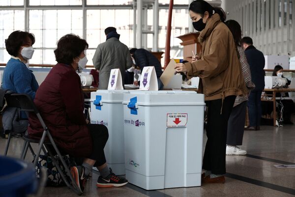 大統領選の期日前投票をする女性（韓国・ソウル、4日） - Sputnik 日本
