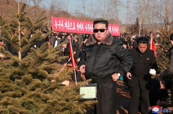 朝鮮労働党第2回初級党書記大会の参加者とともに、植樹をおこなう金正恩委員長。朝鮮中央通信（KCNA）が公開（北朝鮮・平壌、2日） - Sputnik 日本