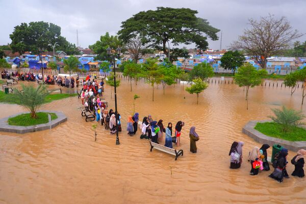 洪水が発生した地域から避難する人々（インドネシア・バンテン州、1日） - Sputnik 日本