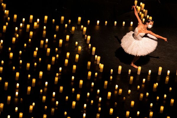 ブラデスコ劇場で行われたキャンドルライト・コンサートで踊るバレリーナ（ブラジル・サンパウロ、27日） - Sputnik 日本