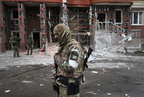 砲撃の被害を受けた住宅の前に立つ兵士ら（ドネツク人民共和国・ドネツク） - Sputnik 日本