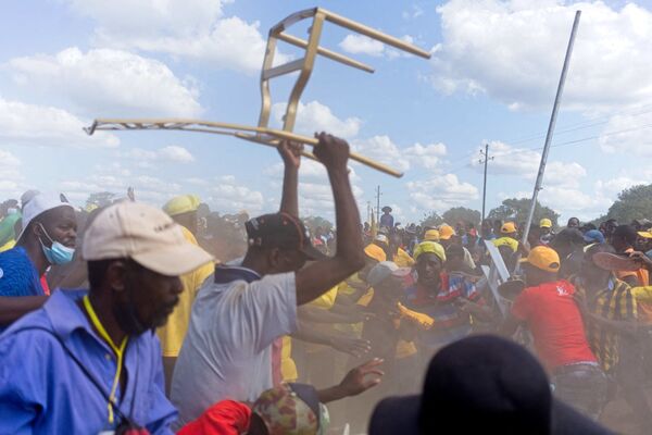 選挙集会中、野党支持者に椅子を振りかざす与党「ジンバブエ・アフリカ民族同盟愛国戦線（ZANU-PF）」の支持者とされる人物（ジンバブエ・クウェクウェ、27日） - Sputnik 日本