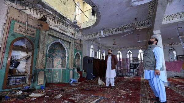 爆発後、モスク内部で立つ人々（パキスタン・ペシャーワル、4日） - Sputnik 日本