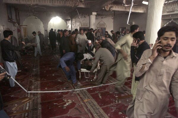 爆発のあったモスクから犠牲者の遺体を運び出す救急隊員とボランティア（パキスタン・ペシャーワル、4日） - Sputnik 日本