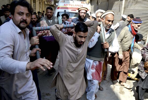 爆発のあったモスクから負傷者を運ぶ人々（パキスタン・ペシャーワル、4日） - Sputnik 日本
