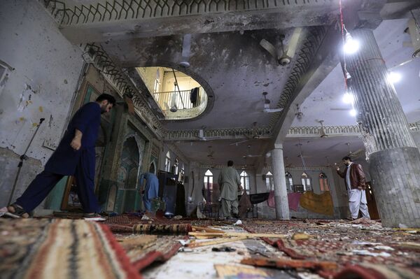 爆発後、モスク内部を歩く人々（パキスタン・ペシャーワル、4日） - Sputnik 日本