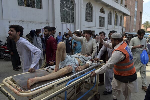 爆発のあったモスクから負傷者を搬送するのを手伝う人々（パキスタン・ペシャーワル、4日） - Sputnik 日本