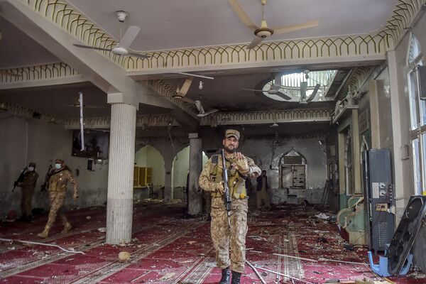 爆発後、モスク内部を巡回する兵士ら（パキスタン・ペシャーワル、4日） - Sputnik 日本