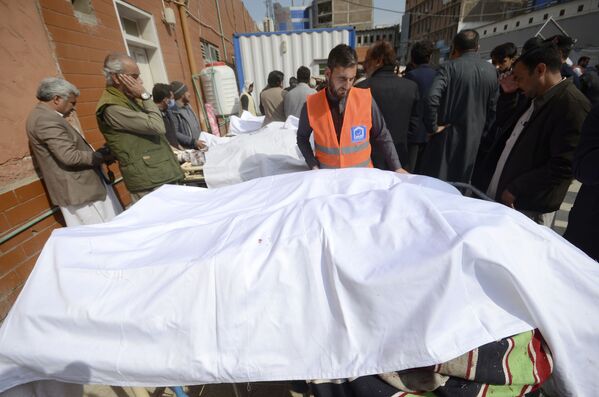 病院の外に置かれた犠牲者の遺体（パキスタン・ペシャーワル、4日） - Sputnik 日本
