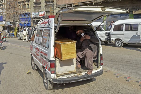 爆発の犠牲者の棺を搬送する救急車（パキスタン・ペシャーワル、4日） - Sputnik 日本