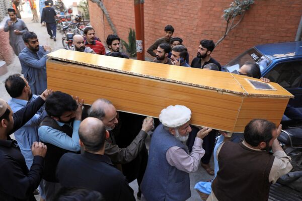 犠牲者の棺を運ぶ人々（パキスタン・ペシャーワル、4日） - Sputnik 日本
