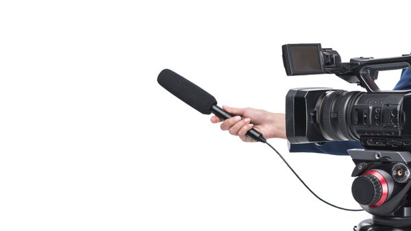 Видеокамера и рука с микрофоном на белом фоне - Sputnik 日本