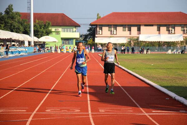 第26回タイ・マスターアスリート選手権大会で、100メートル競走に出場したサワン・ジャンプラムさん（タイ・サムットソンクラーム県、2月27日） - Sputnik 日本