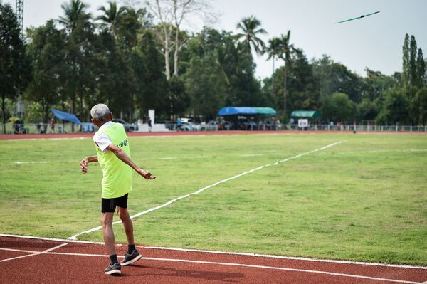 第1回高齢者大会で、やり投げに出場するサワン・ジャンプラムさん（タイ・ナーン県、2月25日） - Sputnik 日本