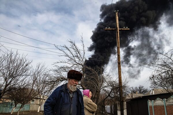 貯油施設で火災が発生し、その場を離れる住民（ルガンスク人民共和国・ルガンスク） - Sputnik 日本
