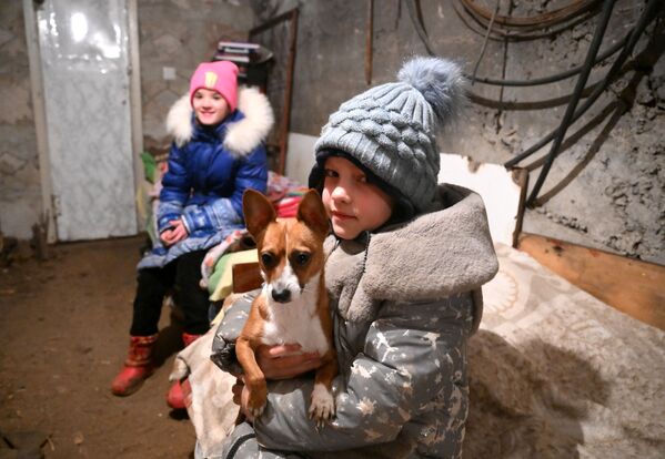 ウクライナ軍の砲撃で、家の地下シェルターに身を隠す子どもたち（ドネツク人民共和国・ゴルロフカ、8日） - Sputnik 日本