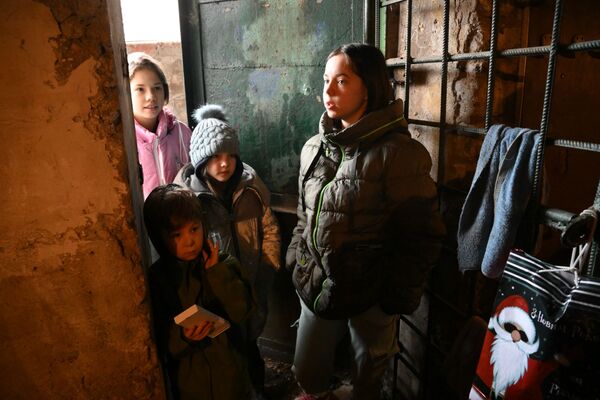 ウクライナ軍の砲撃で、家の地下シェルターに身を隠す子どもたち（ドネツク人民共和国・ゴルロフカ、8日） - Sputnik 日本