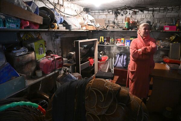 ウクライナ軍の砲撃で、家の地下シェルターに身を隠す女性（ドネツク人民共和国・ゴルロフカ、8日） - Sputnik 日本