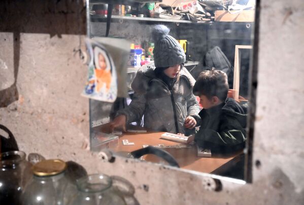 家の地下シェルターで遊ぶ子どもたち（ドネツク人民共和国・ゴルロフカ、8日） - Sputnik 日本