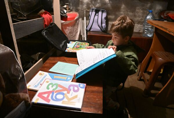 家の地下シェルターで学校の宿題をする少年（ドネツク人民共和国・ゴルロフカ、8日） - Sputnik 日本