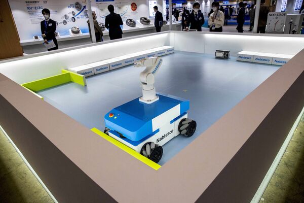 デモンストレーション中の「ナブテスコ」開発の無人搬送車（AGV）駆動ユニット「RVW」（東京都江東区、9日） - Sputnik 日本