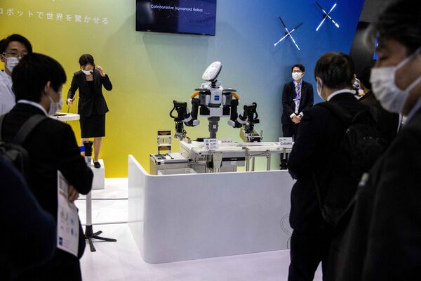 2022国際ロボット展で展示されている「カワダロボティクス」開発の人型ロボット「NEXTAGE」（東京都江東区、9日） - Sputnik 日本