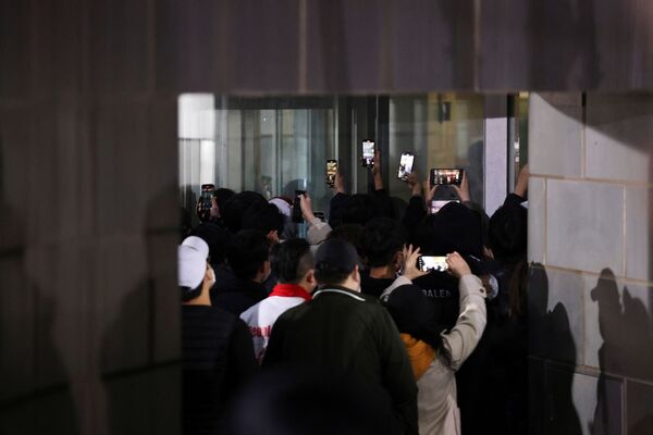 自宅を後にする尹錫悦（ユン・ソクヨル）氏をスマートフォンで撮影する支持者ら（韓国・ソウル、10日） - Sputnik 日本