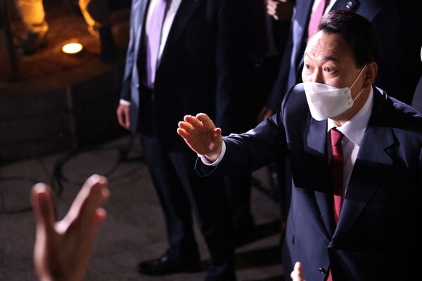 自宅を後にし、支持者へ挨拶する尹錫悦（ユン・ソクヨル）氏（韓国・ソウル、10日） - Sputnik 日本