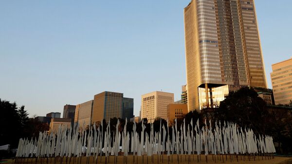 東日本大震災の犠牲者を追悼するため東京の公園に掲げられた白旗 - Sputnik 日本