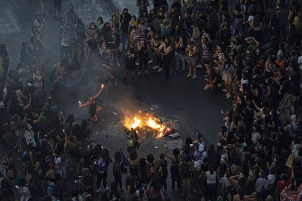 国際婦人デーを記念したデモに参加する女性ら（チリ・サンティアゴ、8日） - Sputnik 日本