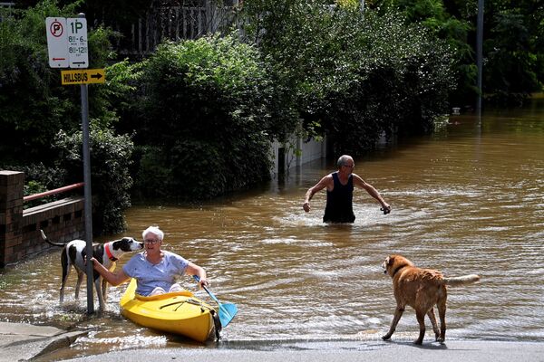 豪雨により水没した道路をパドルで漕ぎ進む住民（オーストラリア・ニューサウスウェールズ州ウィンザー、9日） - Sputnik 日本