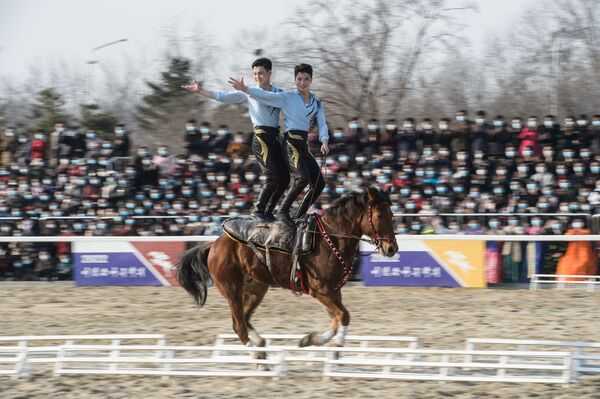 美林（ミリム）乗馬クラブが主催する馬術大会の開会式で乗馬を披露する男性ら（北朝鮮・平壌、8日） - Sputnik 日本