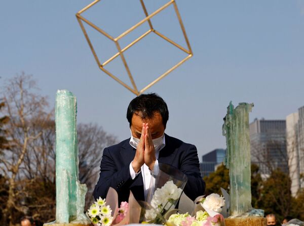 追悼集会で、黙とうをささげる来場者（東京都、11日） - Sputnik 日本