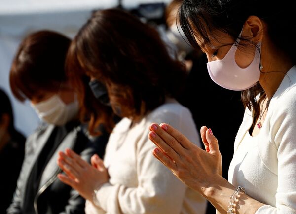 追悼集会で、地震発生時刻の14時46分に黙とうをささげる人々（東京、11日） - Sputnik 日本