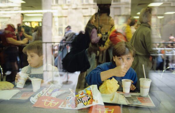 開店したマクドナルドで食事をする少年（1993年4月25日） - Sputnik 日本