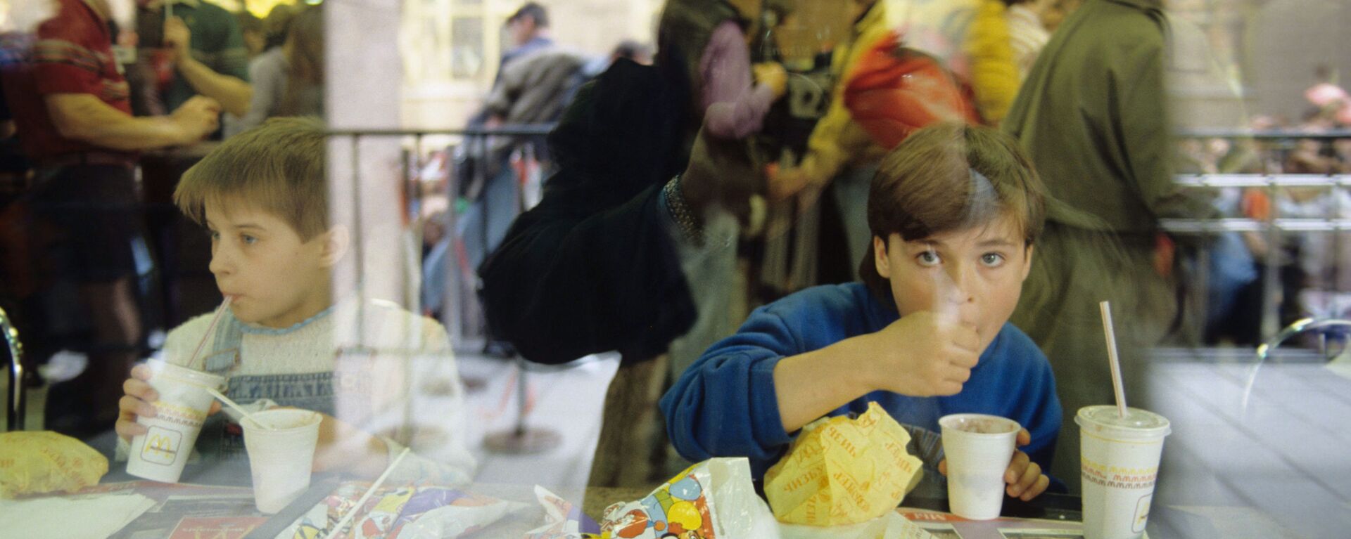 開店したマクドナルドで食事をする少年（1993年4月25日） - Sputnik 日本, 1920, 14.03.2022