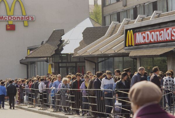 モスクワのマクドナルド1号店に並ぶ市民（1990年4月25日） - Sputnik 日本