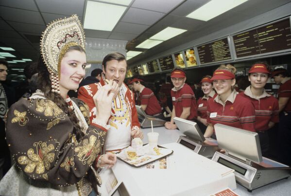 ロシアの民族衣装を着て1号店の開店セレモニーに参加した人々（1990年1月1日） - Sputnik 日本
