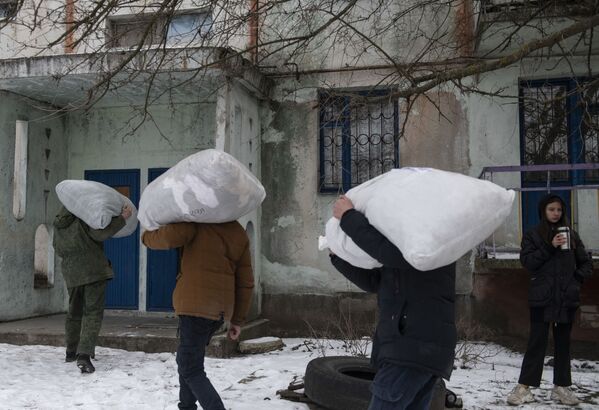 民兵が人道支援物資を配布するのを手伝う地元住民ら（ルガンスク人民共和国、14日） - Sputnik 日本
