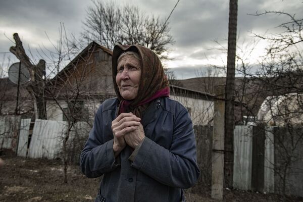 集落に住む女性（ルガンスク人民共和国、14日） - Sputnik 日本
