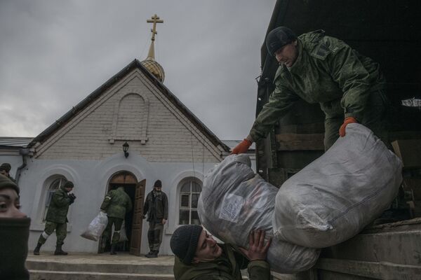 人道支援物資の袋を降ろす民兵（ルガンスク人民共和国、14日） - Sputnik 日本