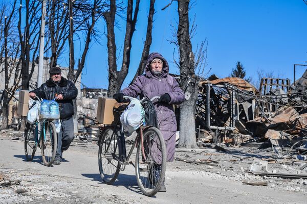 受け取った物資を自転車で運ぶ地元住民ら（ドネツク人民共和国・ヴォルノヴァーハ、14日） - Sputnik 日本