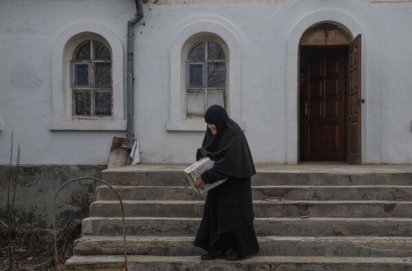 教会の前に立つ修道女（ルガンスク人民共和国、14日） - Sputnik 日本