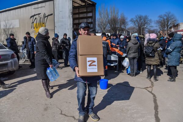 人道支援物資を受け取る地元住民ら（ドネツク人民共和国・ヴォルノヴァーハ、14日） - Sputnik 日本